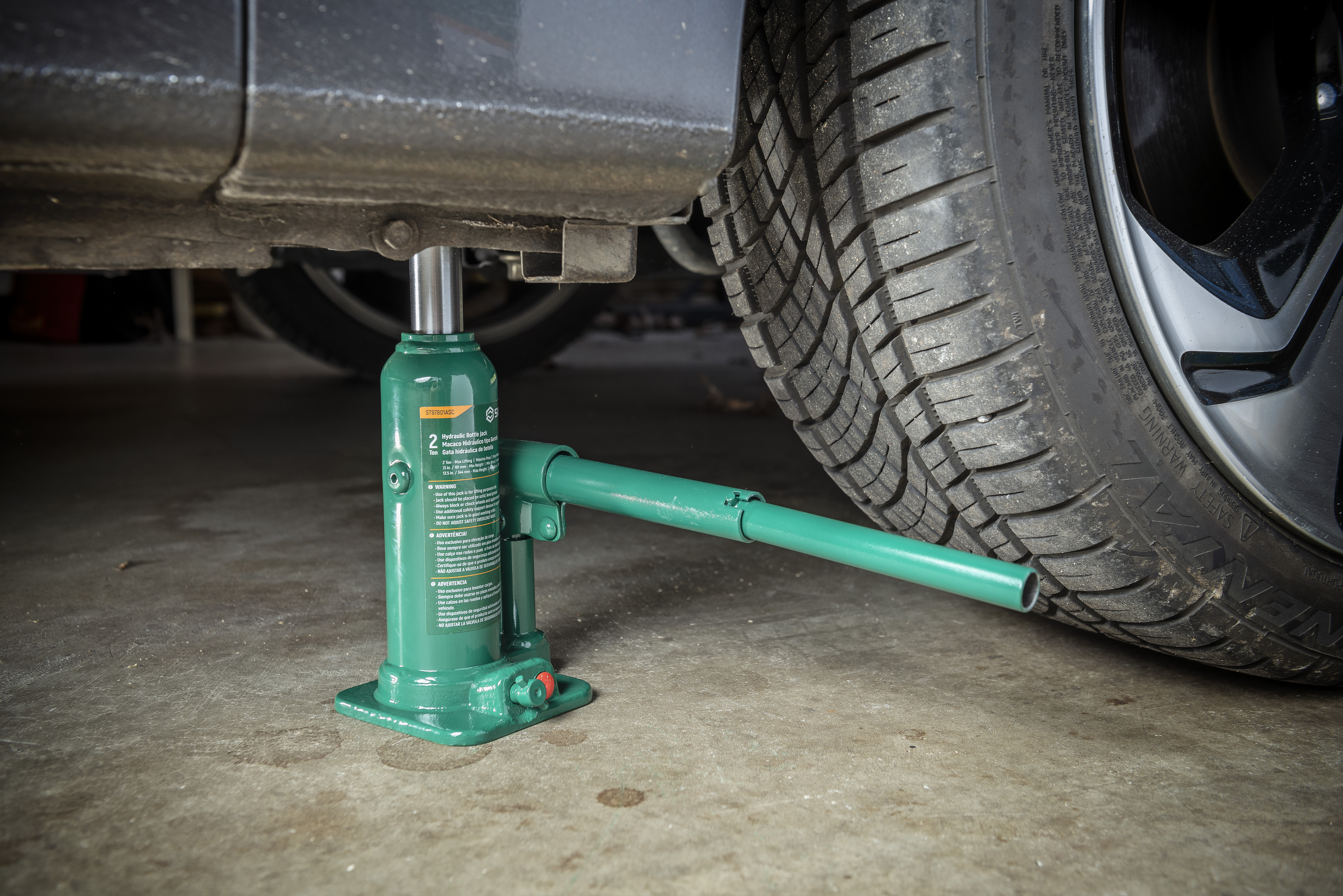 SAT_ST97801ASC_IMG_INUSE.jpg Bottle Jack InUse