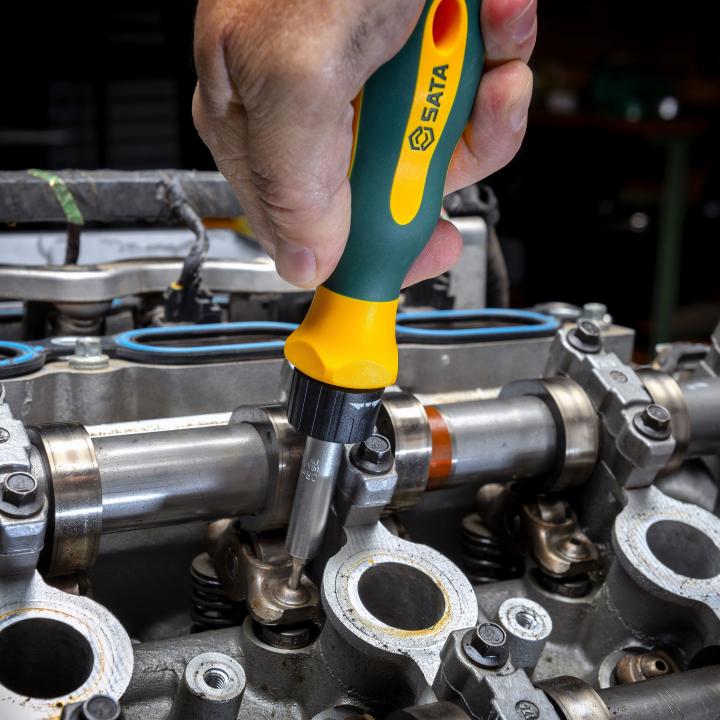 Ratcheting bit driver top