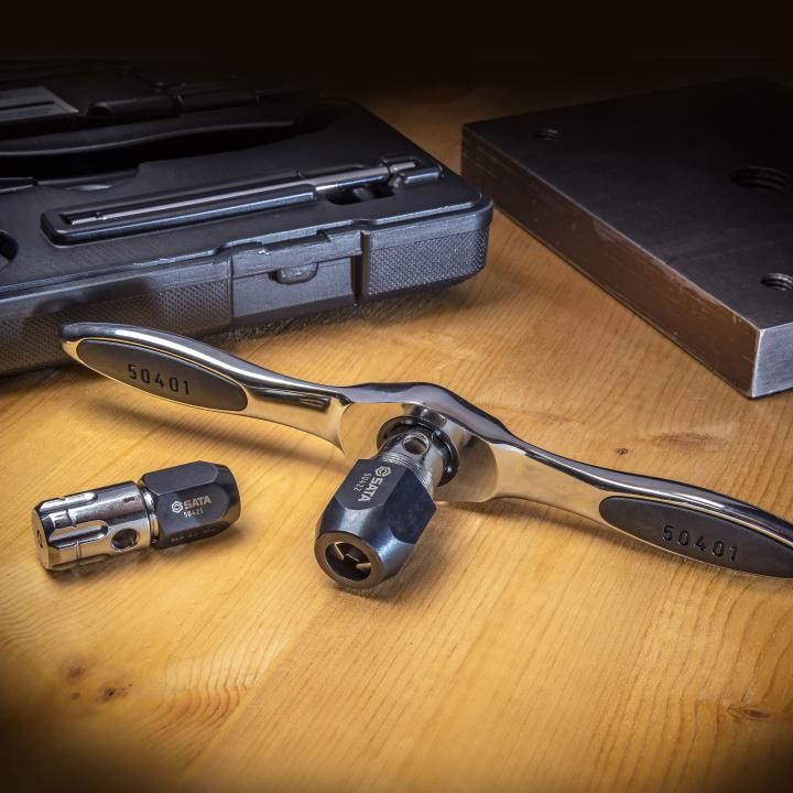 Ratcheting store die handle