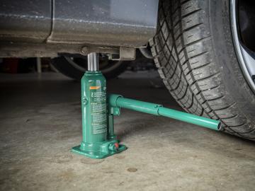 Bottle Jack InUse